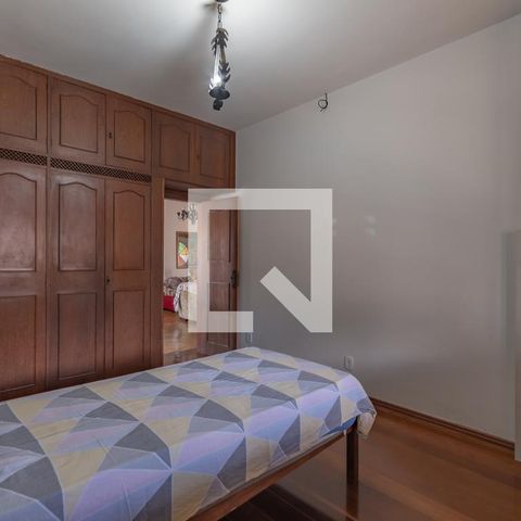 Casa à venda com 363m², 5 quartos e 4 vagas Casa à venda com 363m², 5 quartos e 4 vagasQuarto 4