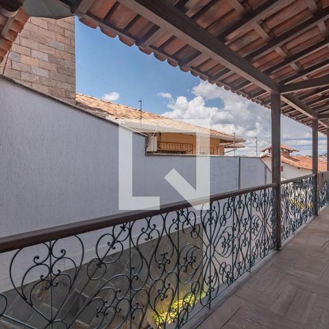 Casa à venda com 363m², 5 quartos e 4 vagas Casa à venda com 363m², 5 quartos e 4 vagasVaranda