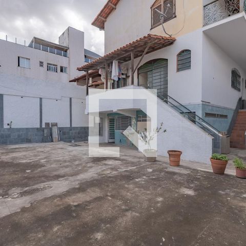 Casa à venda com 363m², 5 quartos e 4 vagas Casa à venda com 363m², 5 quartos e 4 vagasQuintal