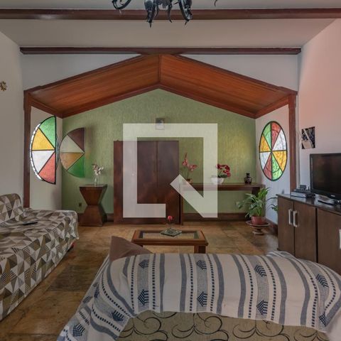 Casa à venda com 363m², 5 quartos e 4 vagas Casa à venda com 363m², 5 quartos e 4 vagasSala de TV