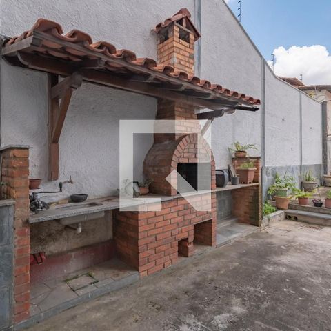 Casa à venda com 363m², 5 quartos e 4 vagas Casa à venda com 363m², 5 quartos e 4 vagasQuintal