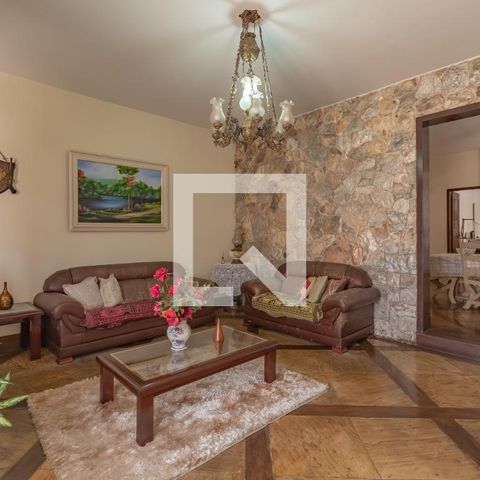Casa à venda com 363m², 5 quartos e 4 vagas Casa à venda com 363m², 5 quartos e 4 vagasSala