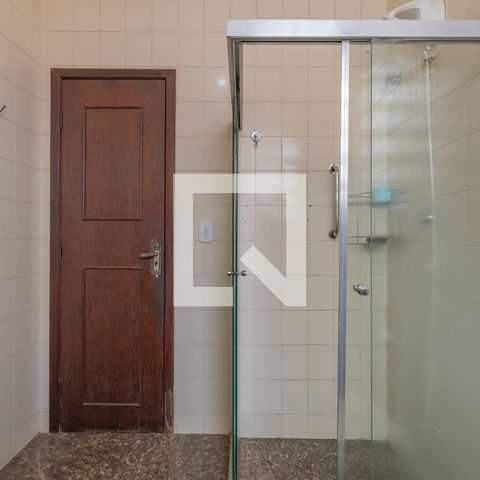 Casa à venda com 363m², 5 quartos e 4 vagas Casa à venda com 363m², 5 quartos e 4 vagasBanheiro Social