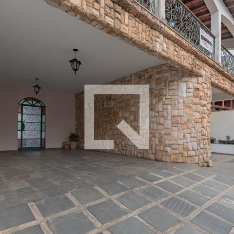 Casa à venda com 363m², 5 quartos e 4 vagas Casa à venda com 363m², 5 quartos e 4 vagasEntrada - Garagem