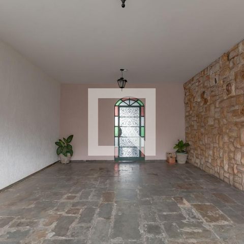 Casa à venda com 363m², 5 quartos e 4 vagas Casa à venda com 363m², 5 quartos e 4 vagasEntrada - Garagem