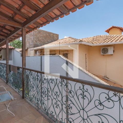 Casa à venda com 363m², 5 quartos e 4 vagas Casa à venda com 363m², 5 quartos e 4 vagasVaranda