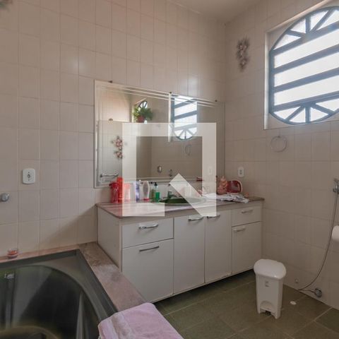 Casa à venda com 363m², 5 quartos e 4 vagas Casa à venda com 363m², 5 quartos e 4 vagasBanheiro Suíte