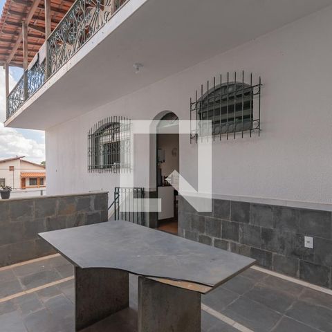 Casa à venda com 363m², 5 quartos e 4 vagas Casa à venda com 363m², 5 quartos e 4 vagasCorredor Lateral