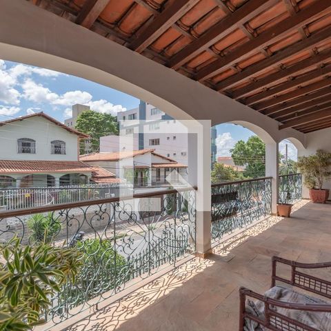 Casa à venda com 363m², 5 quartos e 4 vagas Casa à venda com 363m², 5 quartos e 4 vagasVaranda