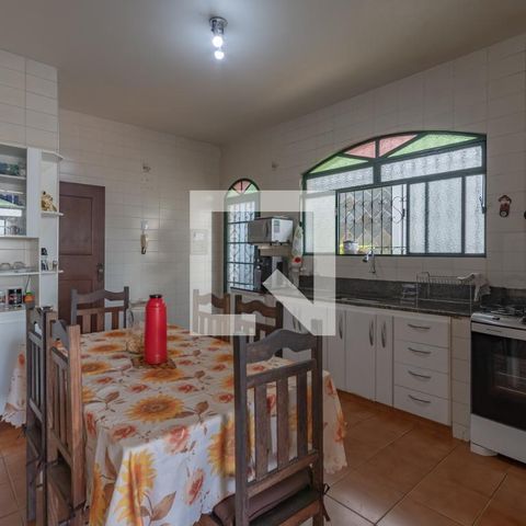 Casa à venda com 363m², 5 quartos e 4 vagas Casa à venda com 363m², 5 quartos e 4 vagasCozinha
