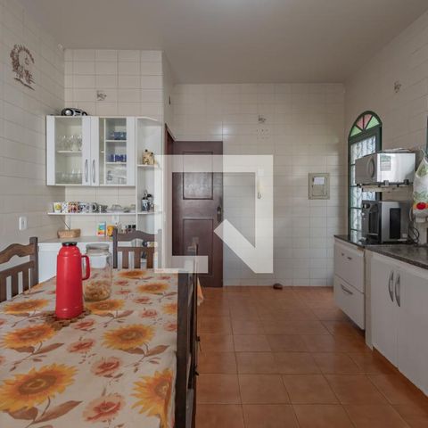 Casa à venda com 363m², 5 quartos e 4 vagas Casa à venda com 363m², 5 quartos e 4 vagasCozinha