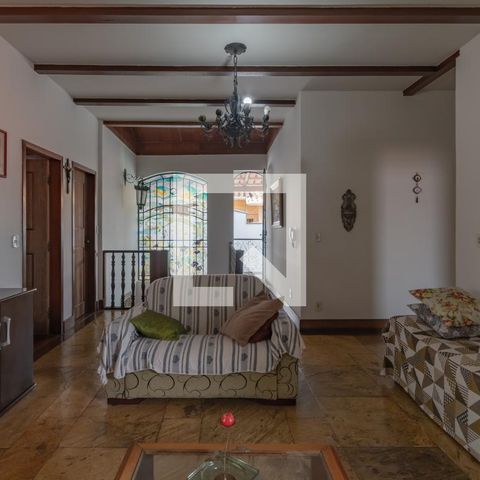 Casa à venda com 363m², 5 quartos e 4 vagas Casa à venda com 363m², 5 quartos e 4 vagasSala de TV