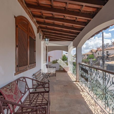 Casa à venda com 363m², 5 quartos e 4 vagas Casa à venda com 363m², 5 quartos e 4 vagasVaranda