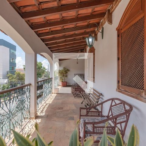 Casa à venda com 363m², 5 quartos e 4 vagas Casa à venda com 363m², 5 quartos e 4 vagasVaranda