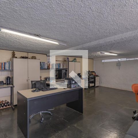 Casa à venda com 363m², 5 quartos e 4 vagas Casa à venda com 363m², 5 quartos e 4 vagasEdícula - Escritório