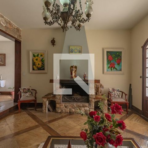 Casa à venda com 363m², 5 quartos e 4 vagas Casa à venda com 363m², 5 quartos e 4 vagasSala