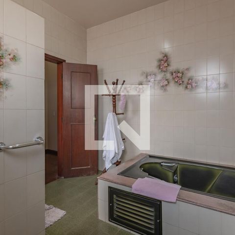 Casa à venda com 363m², 5 quartos e 4 vagas Casa à venda com 363m², 5 quartos e 4 vagasBanheiro Suíte