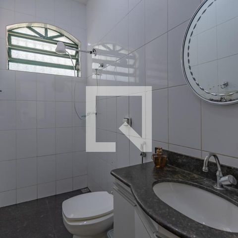 Casa à venda com 363m², 5 quartos e 4 vagas Casa à venda com 363m², 5 quartos e 4 vagasBanheiro Social 2