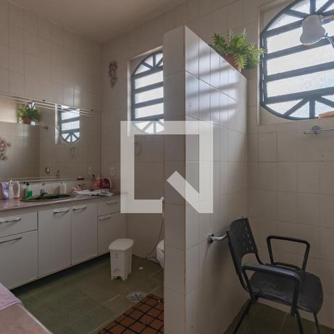 Casa à venda com 363m², 5 quartos e 4 vagas Casa à venda com 363m², 5 quartos e 4 vagasBanheiro Suíte