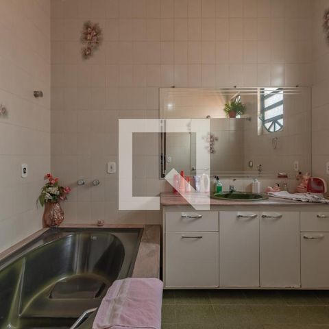 Casa à venda com 363m², 5 quartos e 4 vagas Casa à venda com 363m², 5 quartos e 4 vagasBanheiro Suíte