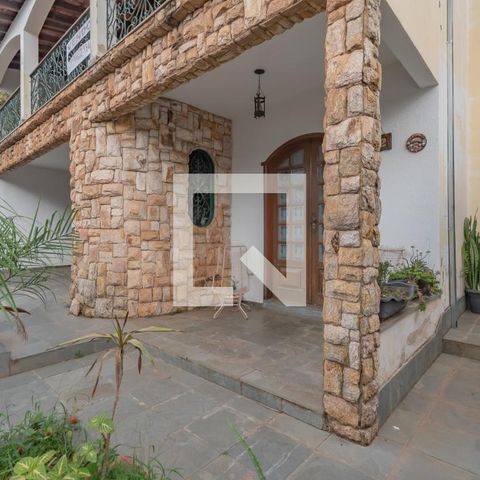 Casa à venda com 363m², 5 quartos e 4 vagas Casa à venda com 363m², 5 quartos e 4 vagasEntrada