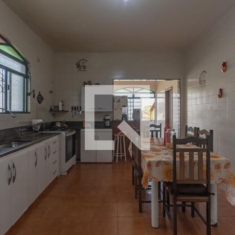 Casa à venda com 363m², 5 quartos e 4 vagas Casa à venda com 363m², 5 quartos e 4 vagasCozinha