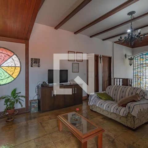 Casa à venda com 363m², 5 quartos e 4 vagas Casa à venda com 363m², 5 quartos e 4 vagasSala de TV