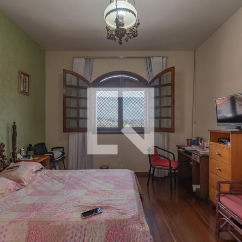 Casa à venda com 363m², 5 quartos e 4 vagas Casa à venda com 363m², 5 quartos e 4 vagasSuíte