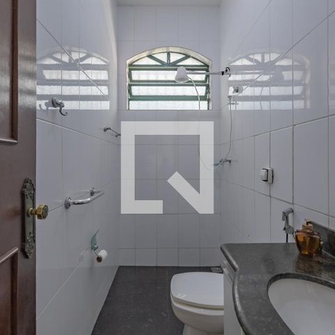 Casa à venda com 363m², 5 quartos e 4 vagas Casa à venda com 363m², 5 quartos e 4 vagasBanheiro Social 2