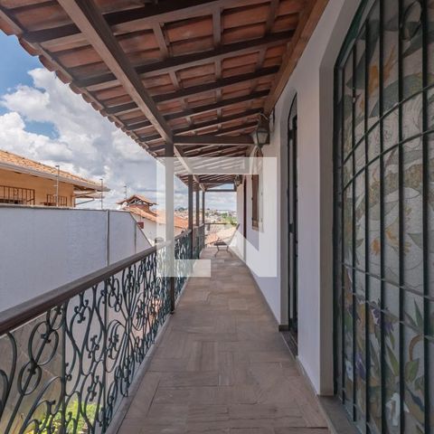 Casa à venda com 363m², 5 quartos e 4 vagas Casa à venda com 363m², 5 quartos e 4 vagasVaranda