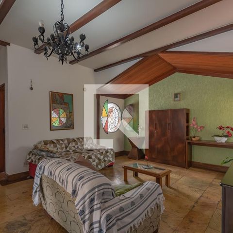Casa à venda com 363m², 5 quartos e 4 vagas Casa à venda com 363m², 5 quartos e 4 vagasSala de TV