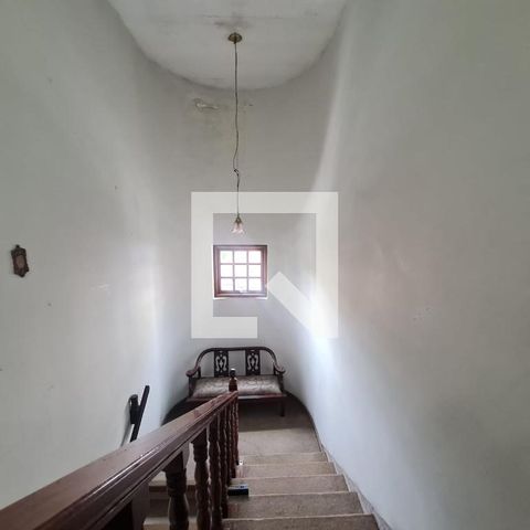 Casa à venda com 360m², 4 quartos e 5 vagasEscada acesso aos quartos