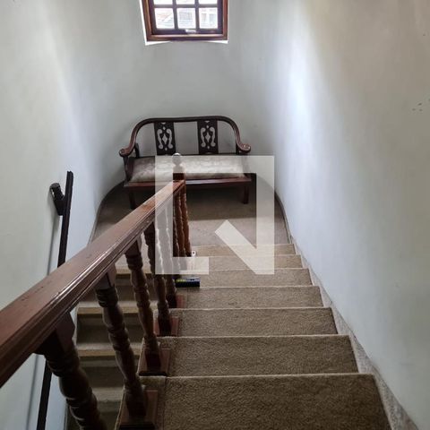 Casa à venda com 360m², 4 quartos e 5 vagasEscada acesso aos quartos