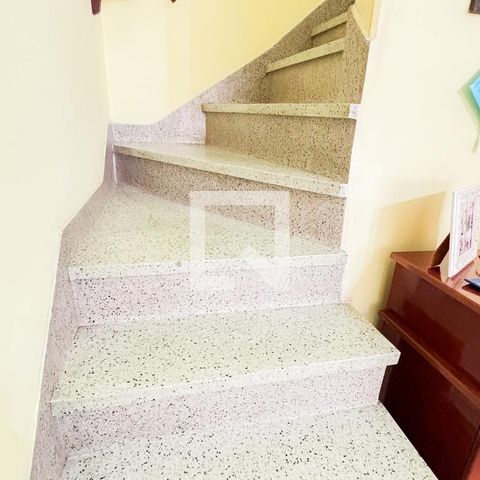 Casa à venda com 159m², 3 quartos e 2 vagasEscada