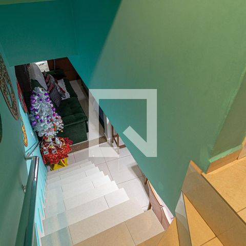Casa à venda com 80m², 2 quartos e sem vaga Casa à venda com 80m², 2 quartos e sem vagaEscada