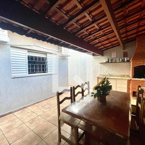 Casa à venda com 151m², 3 quartos e 2 vagas Casa à venda com 151m², 3 quartos e 2 vagasQuintal com churrasqueira