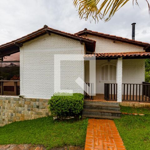 Casa à venda com 450m², 4 quartos e 4 vagas Casa à venda com 450m², 4 quartos e 4 vagasFachada