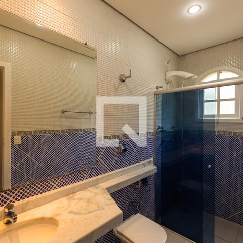 Casa à venda com 450m², 4 quartos e 4 vagas Casa à venda com 450m², 4 quartos e 4 vagasBanheiro da Suíte