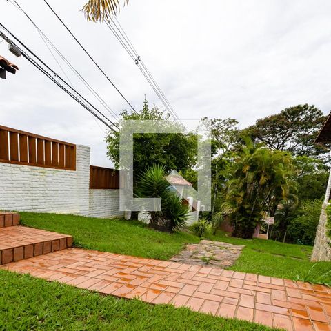 Casa à venda com 450m², 4 quartos e 4 vagas Casa à venda com 450m², 4 quartos e 4 vagasFachada