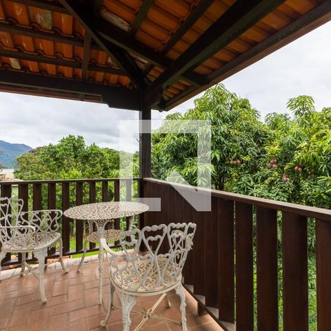 Casa à venda com 450m², 4 quartos e 4 vagas Casa à venda com 450m², 4 quartos e 4 vagasVaranda da Suíte 2