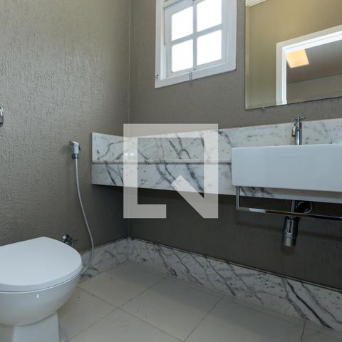 Casa à venda com 450m², 4 quartos e 4 vagas Casa à venda com 450m², 4 quartos e 4 vagasBanheiro 1