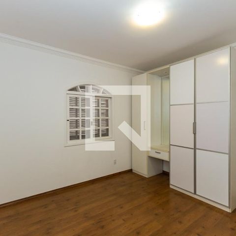 Casa à venda com 450m², 4 quartos e 4 vagas Casa à venda com 450m², 4 quartos e 4 vagasQuarto 1