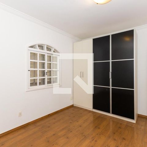 Casa à venda com 450m², 4 quartos e 4 vagas Casa à venda com 450m², 4 quartos e 4 vagasSuíte