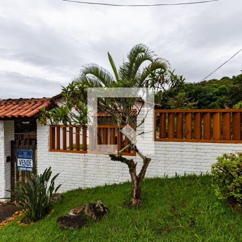 Casa à venda com 450m², 4 quartos e 4 vagas Casa à venda com 450m², 4 quartos e 4 vagasFachada