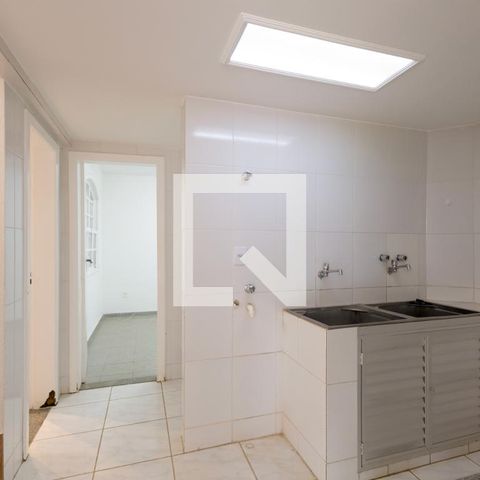 Casa à venda com 450m², 4 quartos e 4 vagas Casa à venda com 450m², 4 quartos e 4 vagasÁrea de Serviço
