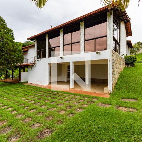 Casa à venda com 450m², 4 quartos e 4 vagas Casa à venda com 450m², 4 quartos e 4 vagasFachada