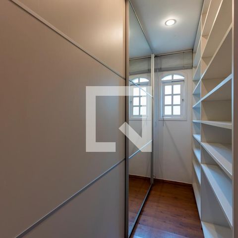 Casa à venda com 450m², 4 quartos e 4 vagas Casa à venda com 450m², 4 quartos e 4 vagasCloset da Suíte 2