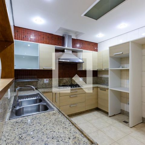 Casa à venda com 450m², 4 quartos e 4 vagas Casa à venda com 450m², 4 quartos e 4 vagasCozinha