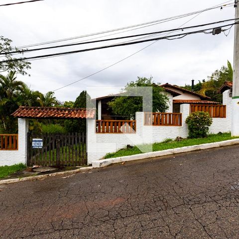 Casa à venda com 450m², 4 quartos e 4 vagas Casa à venda com 450m², 4 quartos e 4 vagasFachada