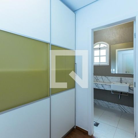 Casa à venda com 450m², 4 quartos e 4 vagas Casa à venda com 450m², 4 quartos e 4 vagasArmário - Banheiro